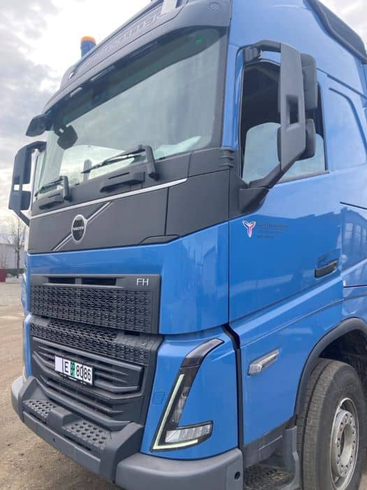 lesovoz-volvo-fh500-6h4-s-kmu-cranab-i-pricepom-15.jpg