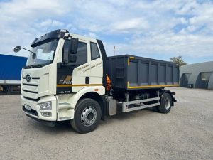 Самосвал 4х2 на шасси faw j6l с КМУ hmf 340 k3