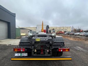 Крюковой погрузчик МАЗ 631228 6х4 с установкой hooklift